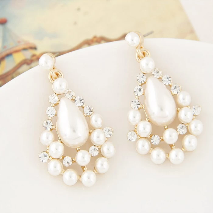 China The new boutique version of the fashionable sweet pearl water droplets temperament earrings wholesale female pearl and diamond earrings Hersteller