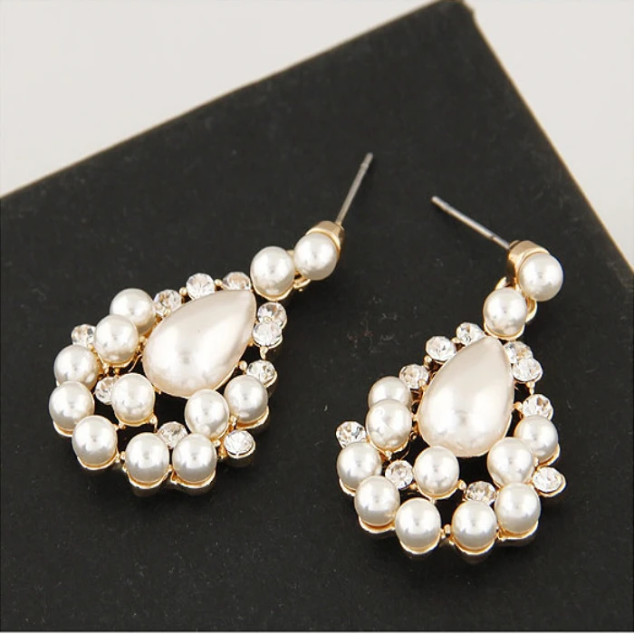The new boutique version of the fashionable sweet pearl water droplets temperament earrings wholesale female pearl and diamond earrings