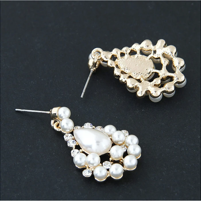The new boutique version of the fashionable sweet pearl water droplets temperament earrings wholesale female pearl and diamond earrings