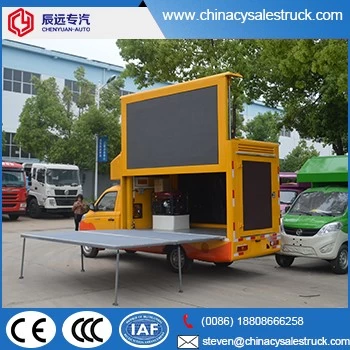 Mini o pequeño camión de publicidad exterior en fábrica de placas de pantalla.