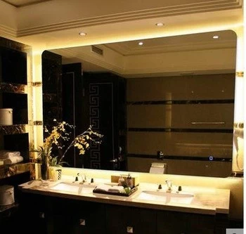 baño espejo cosmético ofreciendo luz