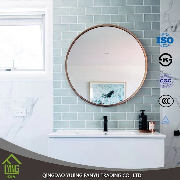 Cina low price good design 5mm decorative bathroom side wall mirrors tile high quality bathroom mirror produttore