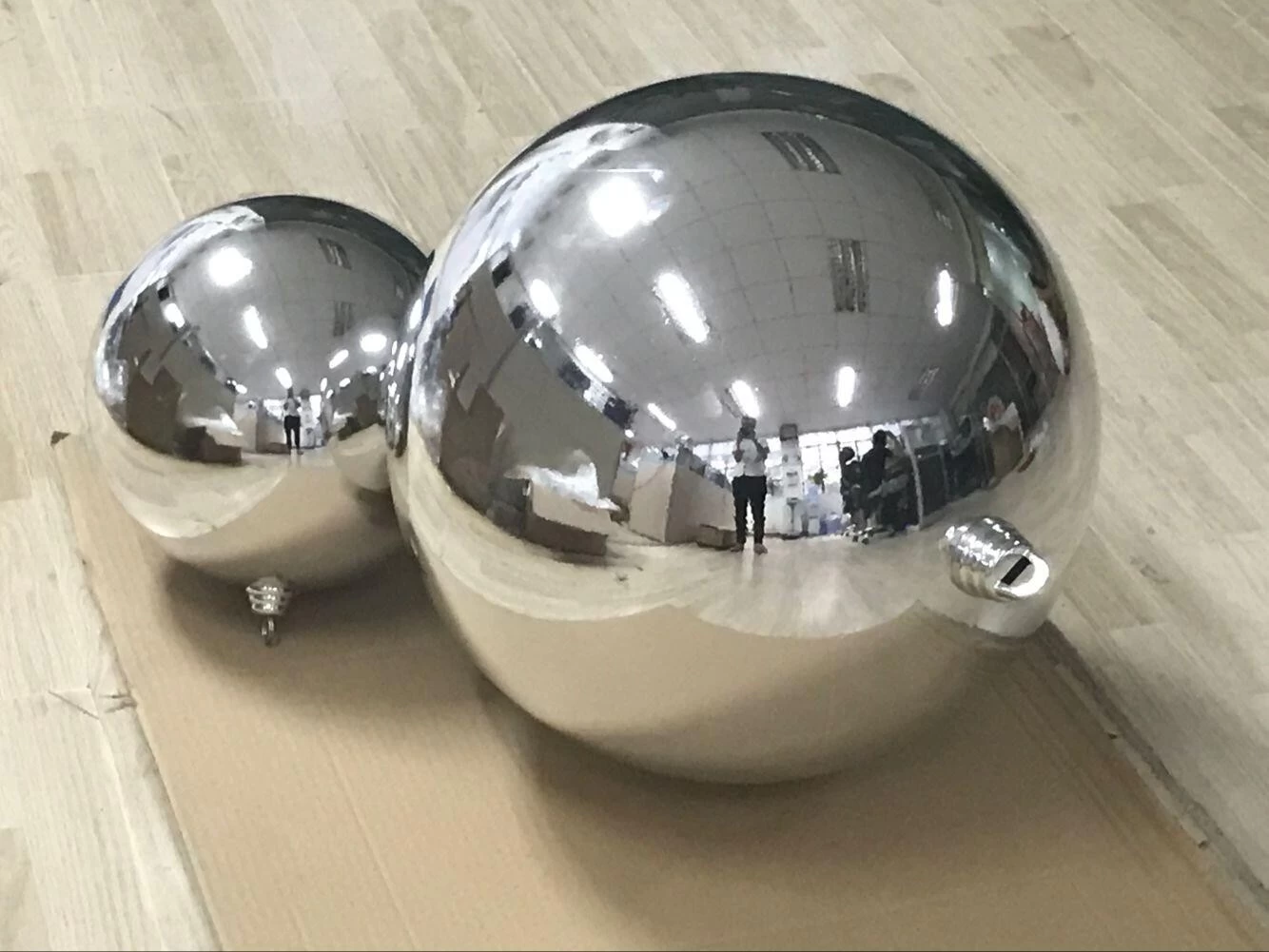 Китай 400mm Shatterproof Christmas Plastic Shiny Silver Bauble производителя