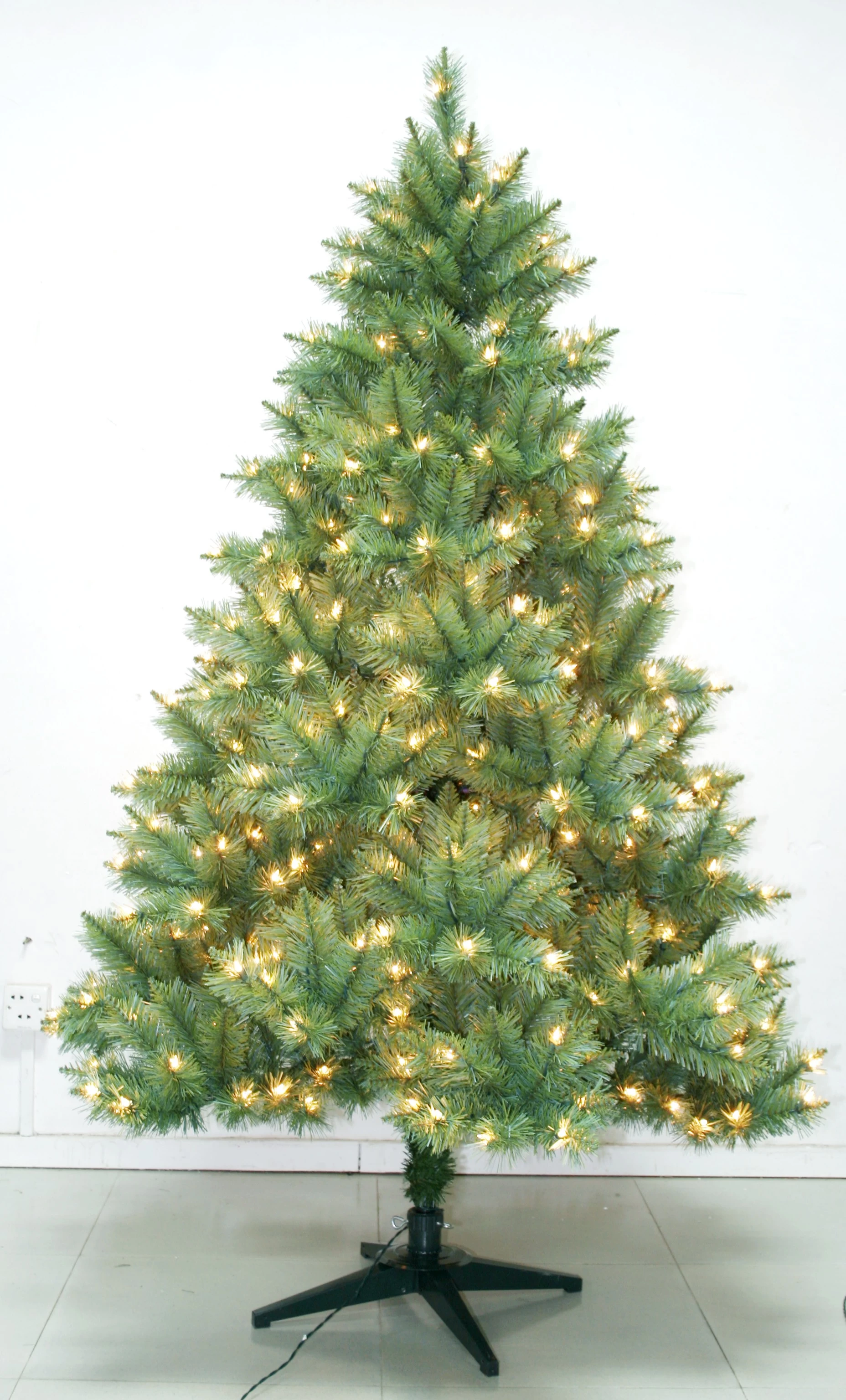 China 7' PE Artifical Outdoor Lighted Christmas Tree manufacturer