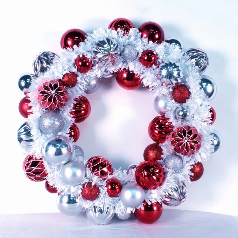 porcelana Artificial Plastic Ball Decorative Wreath Indoor Xmas Tinsel Wreath fabricante