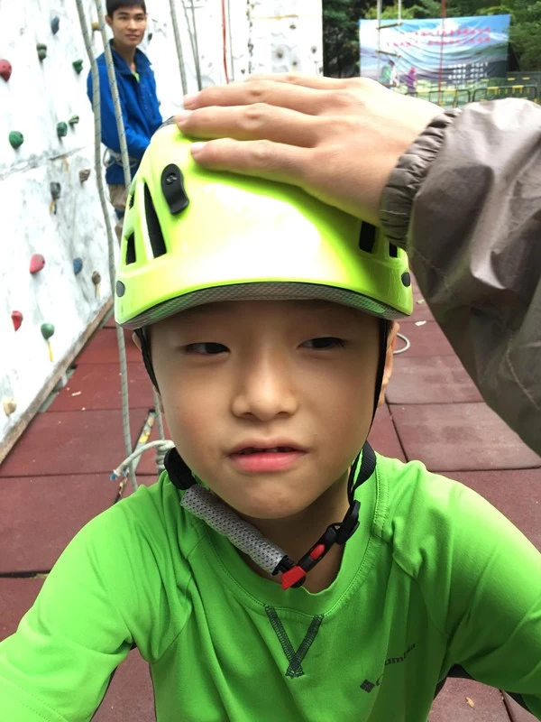 Tree climbing helmet