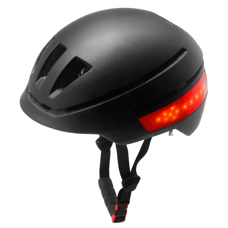 Vélo : feu stop et clignotants, ce casque intelligent veut