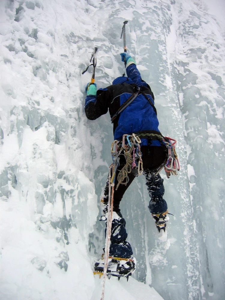 Ice climbing helmet