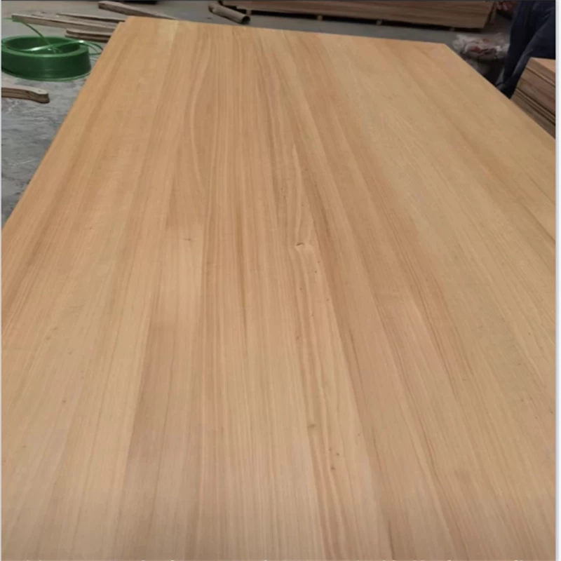 الصين خشب الحور الخفيف ذو اللون الفاتح مع شرائح متوازية مصنع لوحات ملتصقة الصانع