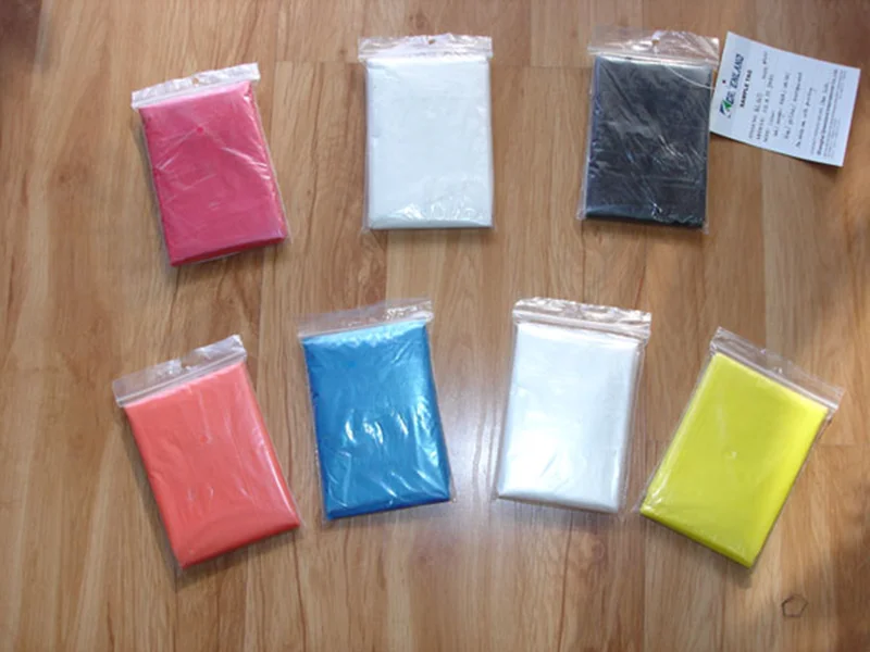 Poncho impermeable portable clara PE de emergencia para adultos y niños