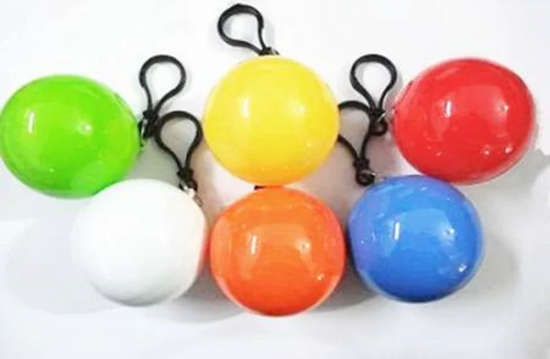 Embalaje desechable poncho impermeable con el fútbol