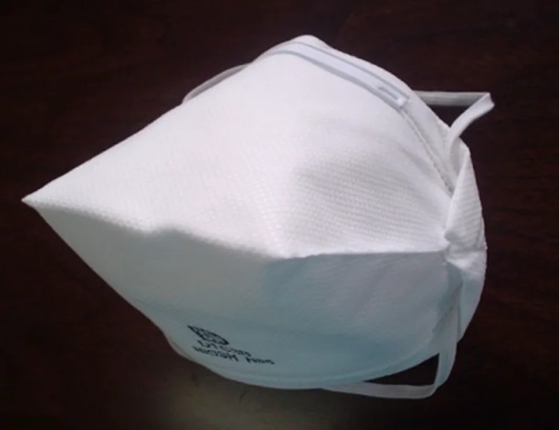 Cabeza colgar estilo N95 Respirador con válvula en blanco