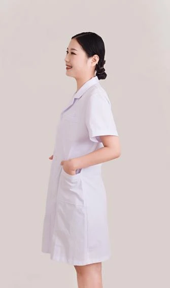 Weiße gleichmäßige Baumwollschwestermantel