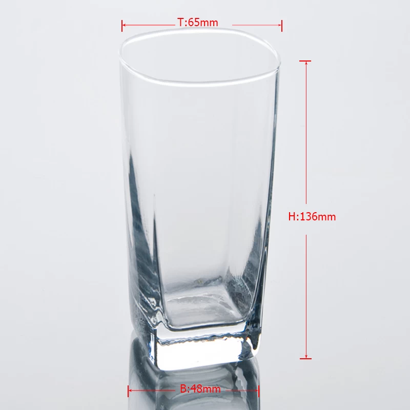 高的玻璃水杯