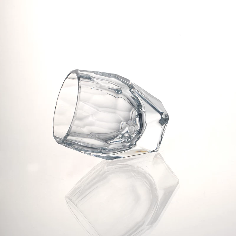 独特形状的玻璃烛台