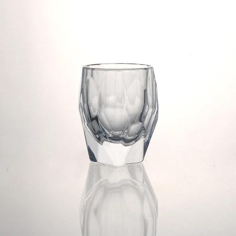 独特形状的玻璃烛台