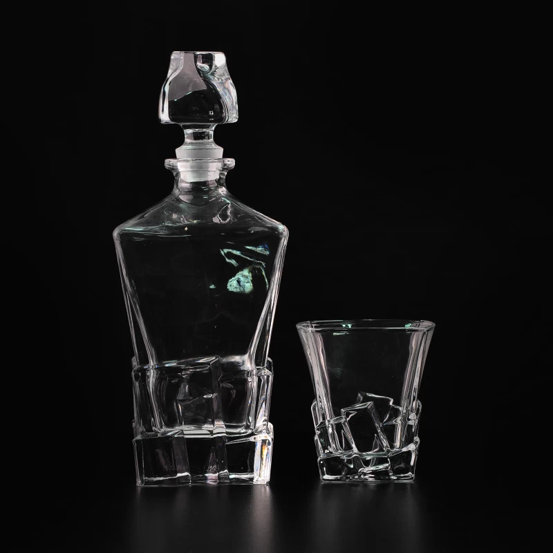Wholesale glass whiskey bottle with lids 