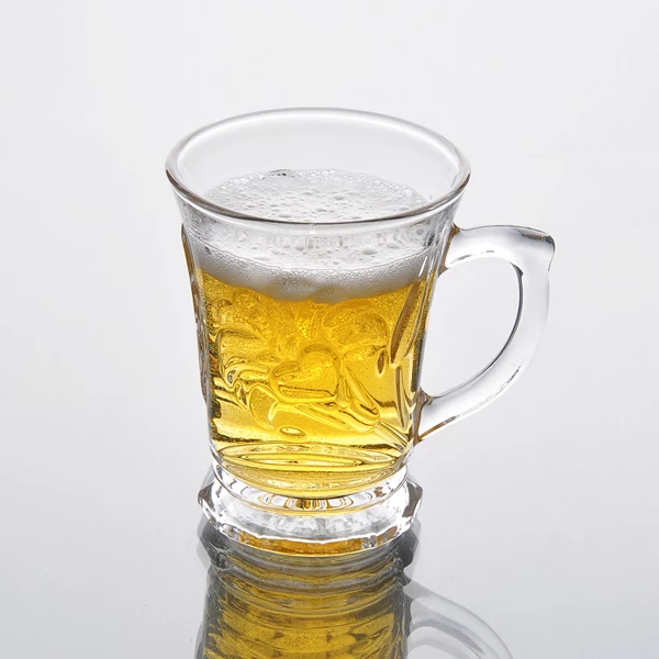 小尺寸的玻璃啤酒杯