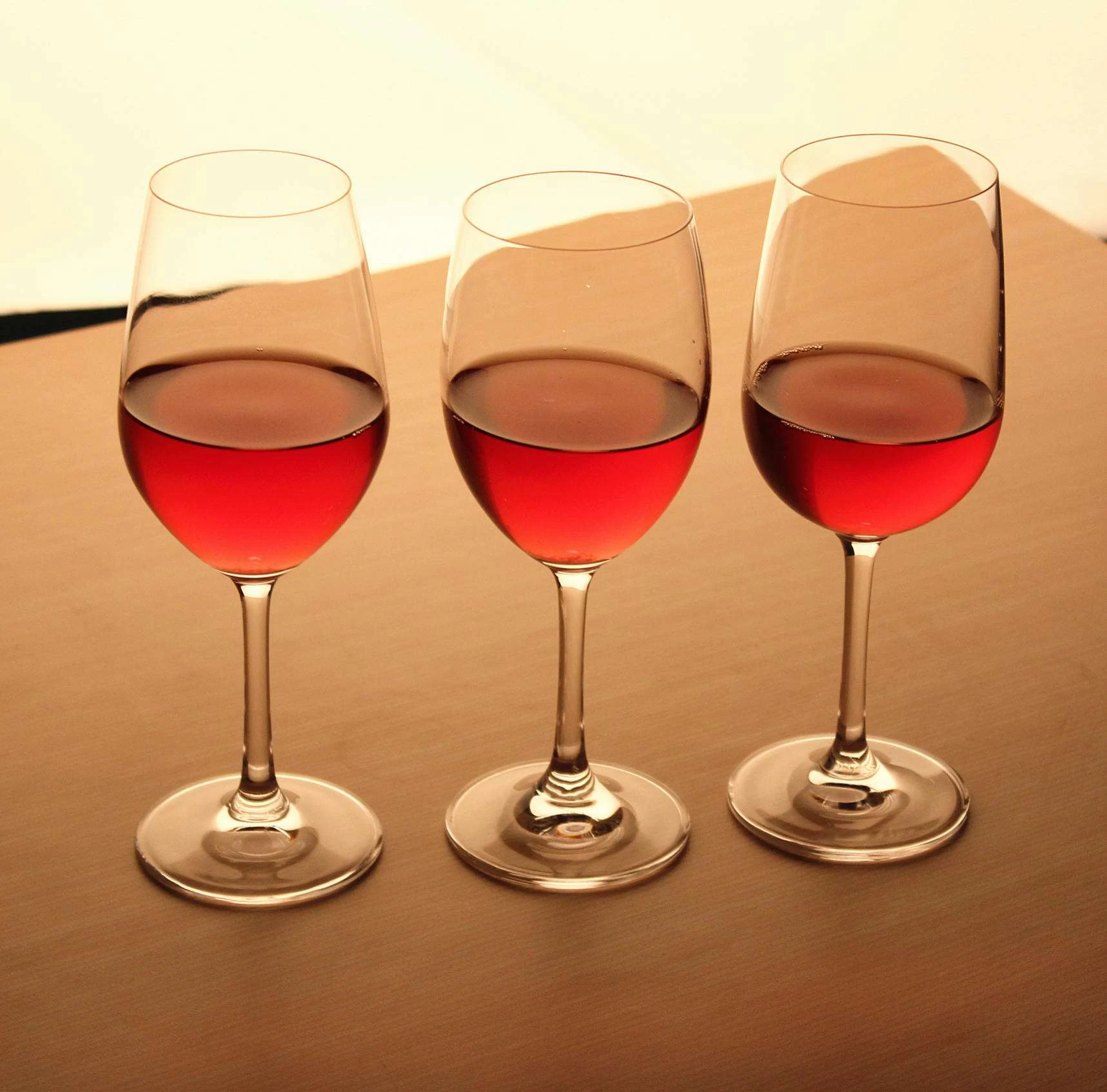 How to identify the quality of red wine glasses