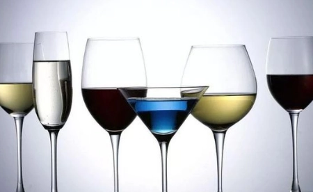A crystal wine glass is different from a glass wine glass