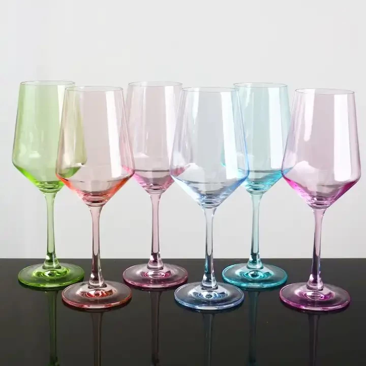مجموعة مصنوعة من 6 أكواب جذعية من النبيذ الملون بلوري