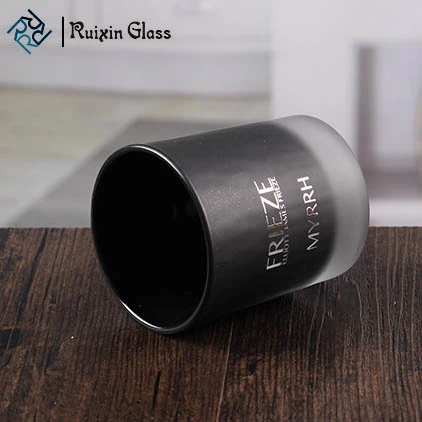 Siyah camlı mumluklar logo ile küçük mumlukları topluyor