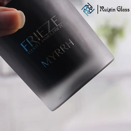 Siyah camlı mumluklar logo ile küçük mumlukları topluyor