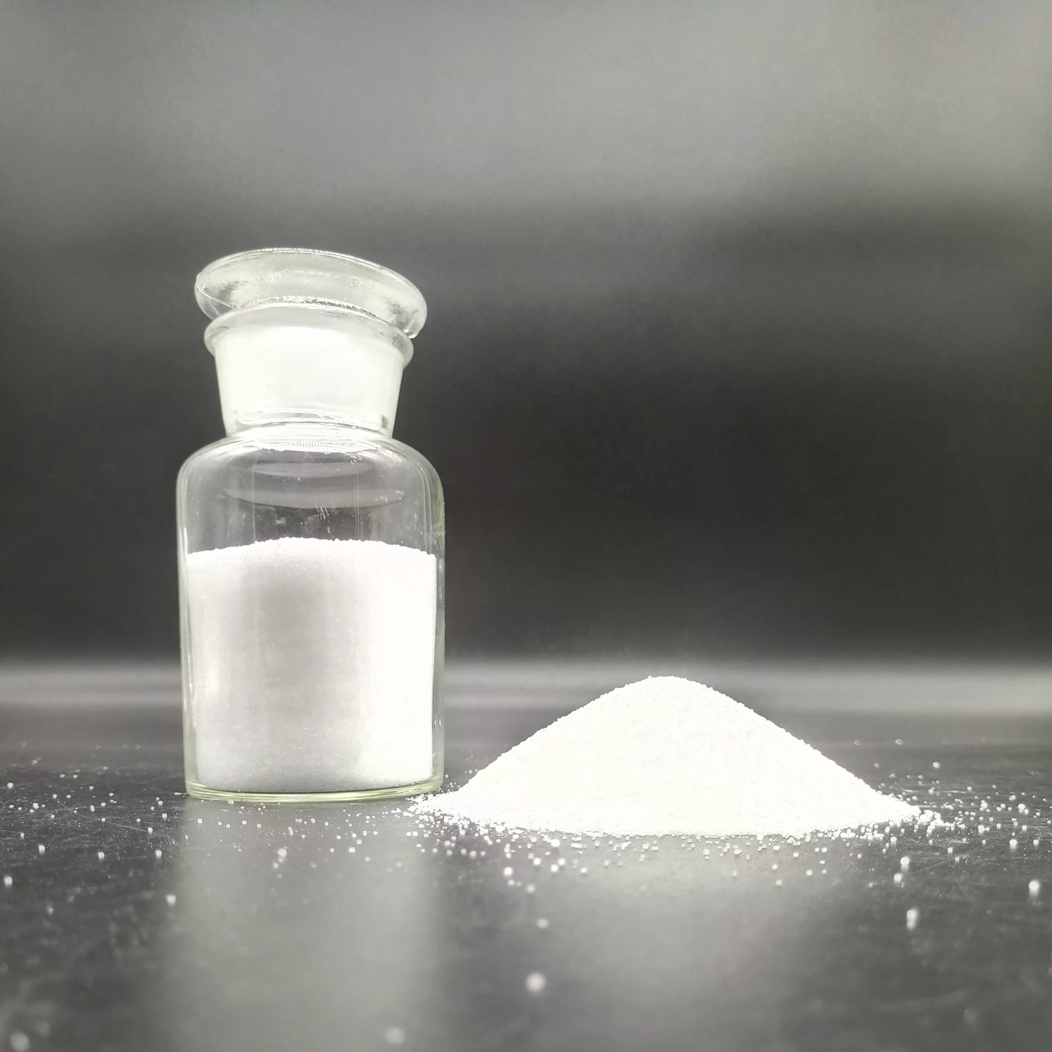 Polyacrylamide anionique granulaire de traitement de l'eau