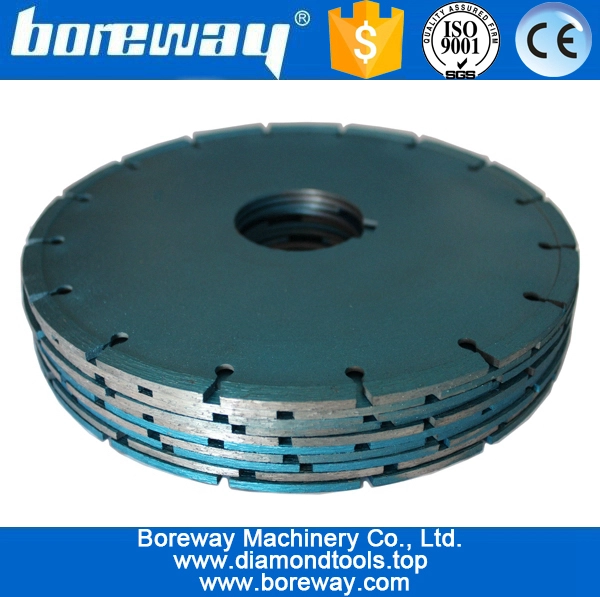 Diamond saw blade for cutting concrete roads