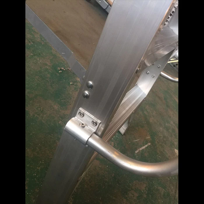 Escalera con peldaños de plataforma profesional de aluminio Xingon con puerta de seguridad ANSI