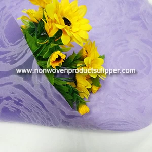 China China Manufacturer Purple Rose Embossing GT-HSROPU01 PP Spunbond Non Woven Gift Wrapping Paper Roll manufacturer