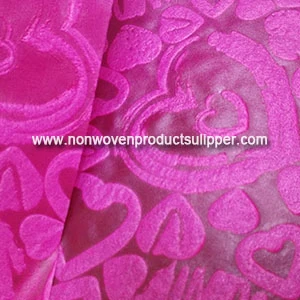 China Heart-shaped Rose Red Embossing GT-HSRORE01 Polypropylene Spunbonded Non Woven For Plant Packaging manufacturer