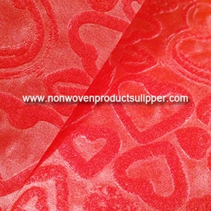 China Red Color Heart-shaped Embossing GT-HSRE01 Polypropylene Spunbonded Non Woven Rose Flower Packaging Rolls manufacturer