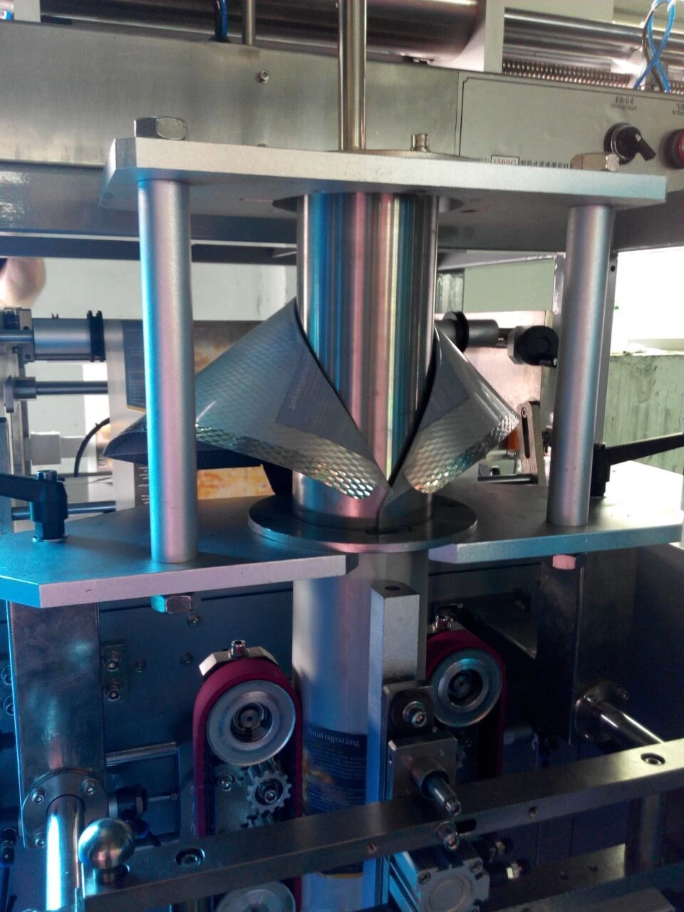Machine de remplissage liquide à une tête (type horizontal) - Chine Huaqiao  machine d'emballage