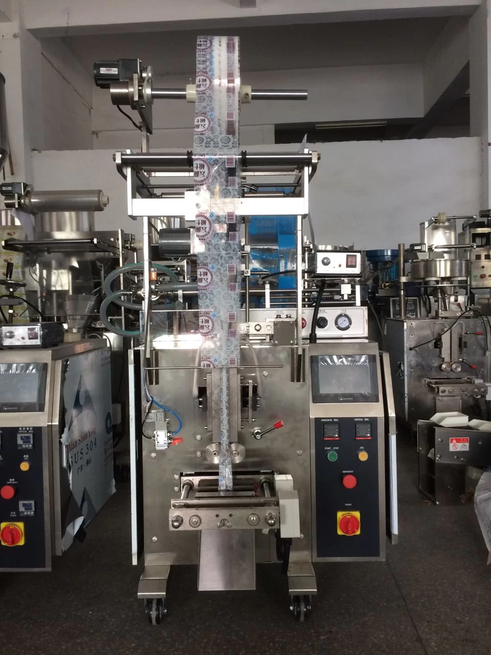 Semi-automatique de jus de pneumatique horizontal Huile Liquide Machine de  remplissage - Chine Machine de remplissage de liquide, de la pompe de  liquide