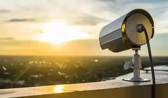 Cámara de seguridad cctv o cámara de vigilancia en el fondo del