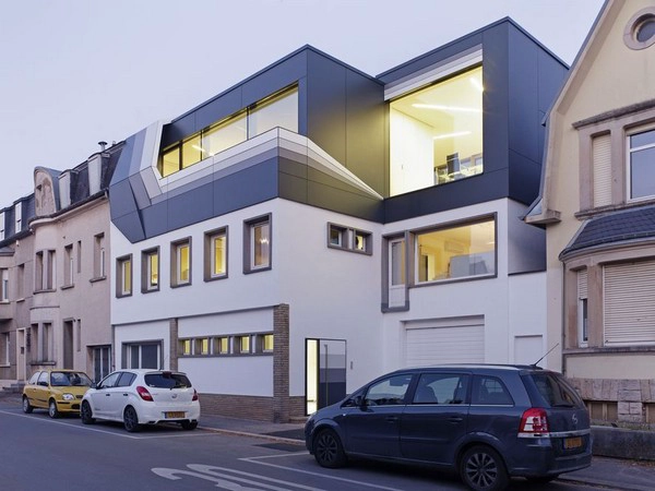 يدخل مبنى مكتب الهيكل الصلب