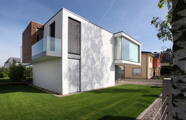 البساطة في المواد واللون بناء حلم المنزل في المناطق الحضرية