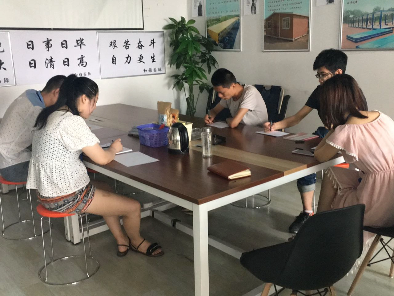 Full of vigor and vitality of the young people refueling!