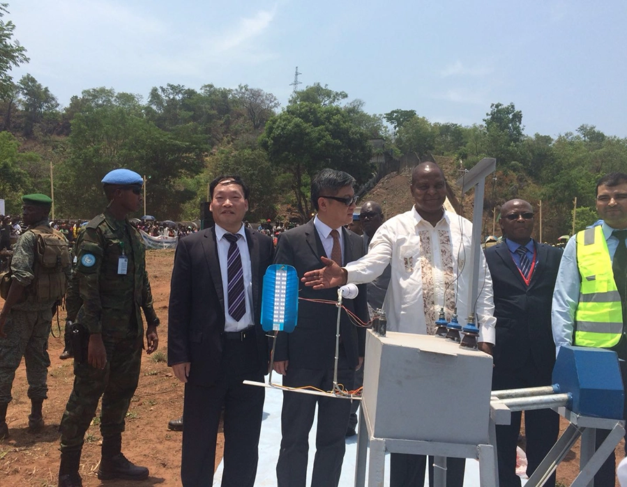 إعادة طبع ： رئيس جمهورية أفريقيا الوسطى يحضر حفل بدء إعادة التأهيل