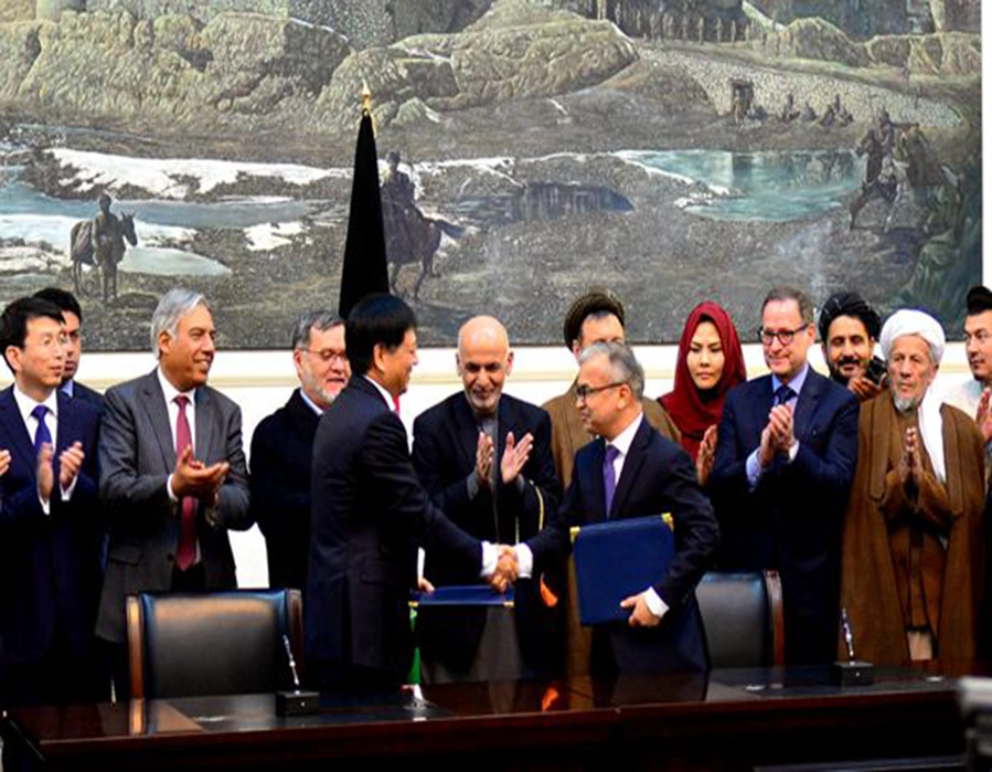 إعادة طبع: رئيس أفغانستان يشهد توقيع عقد لإصلاح الطرق وتجديدها Pr