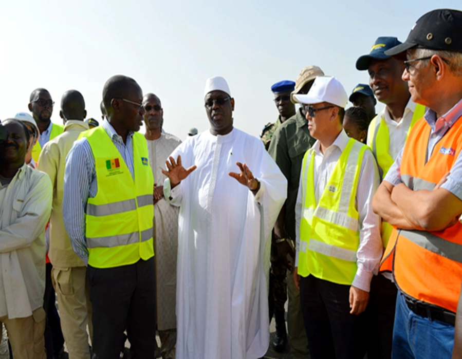 إعادة الطبع: رئيس السنغال ماكي سال يزور مشروع الطريق السريع THIES-TOUBA Toll Express