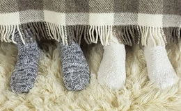 What kinds of women socks can be divided from the material? 1