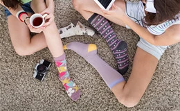 What kinds of women socks can be divided from the material? 2
