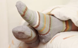 Winter sleeping feet cold how to do?