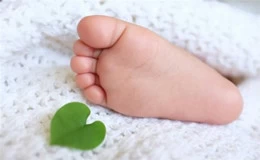 Should the baby wear socks when sleeping?