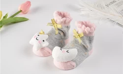 Should newborn babies wear socks?