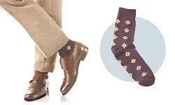 How should men with sweaty feet choose socks in summer?