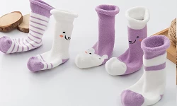 Under what circumstances must you wear socks for your baby？