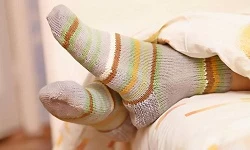 Is it okay to wear socks to sleep in winter?